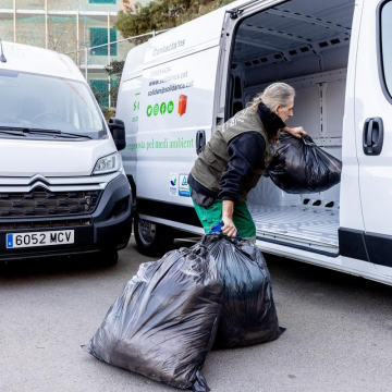 Barcelona posa en marxa un servei de recollida de roba a domicili