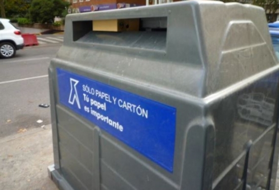 Reemplaçar els contenidors de paper-cartró actuals per contenidors antirobatori