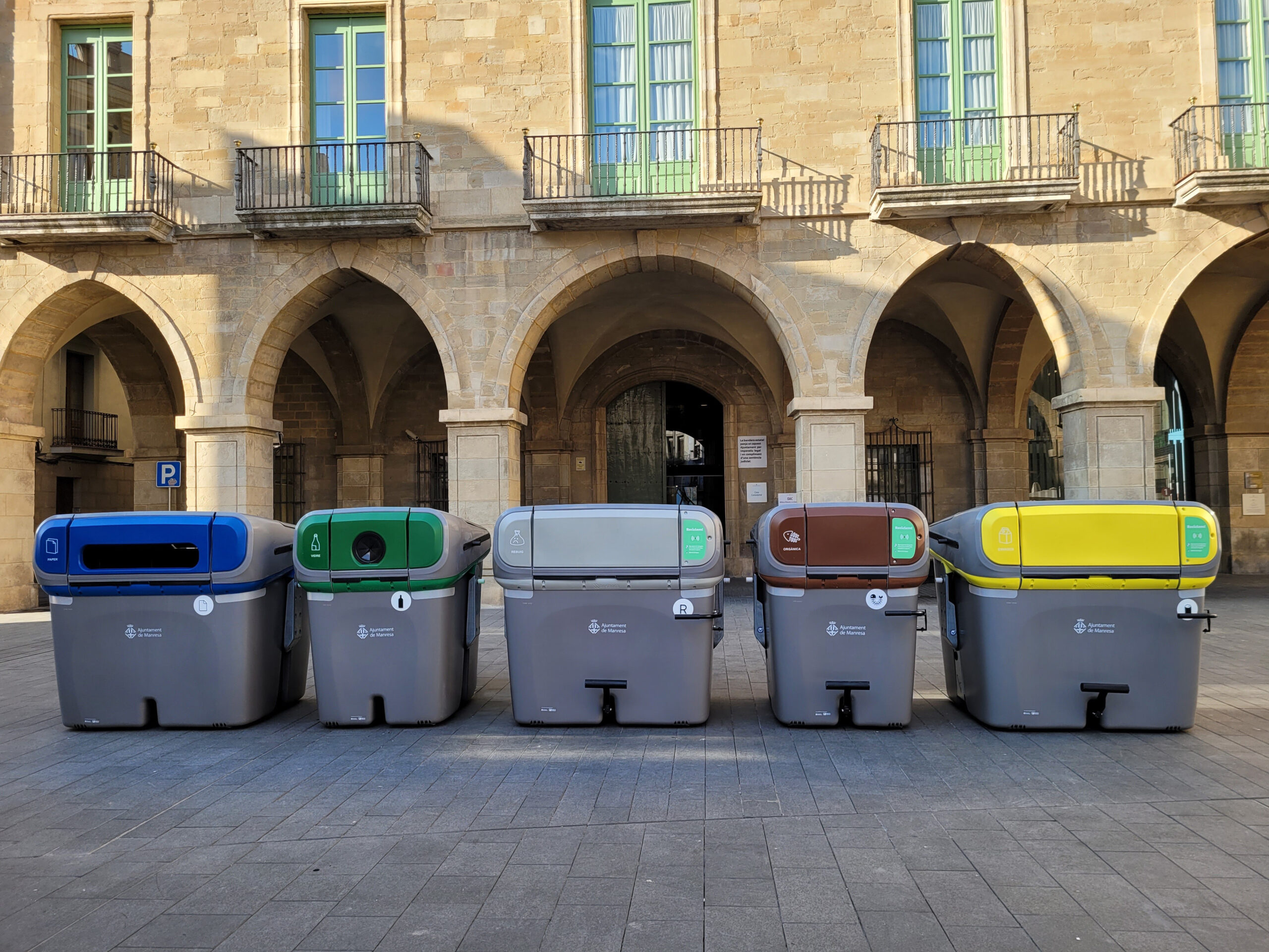 Manresa finalitza la implantació dels contenidors tancats a tota la ciutat i planteja sancions per a qui no en faci un ús correcte