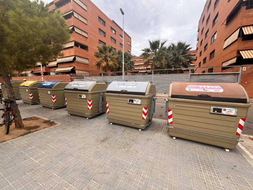 Cornellà estrena el sistema de contenidors tancats per a les fraccions de resta i orgànica